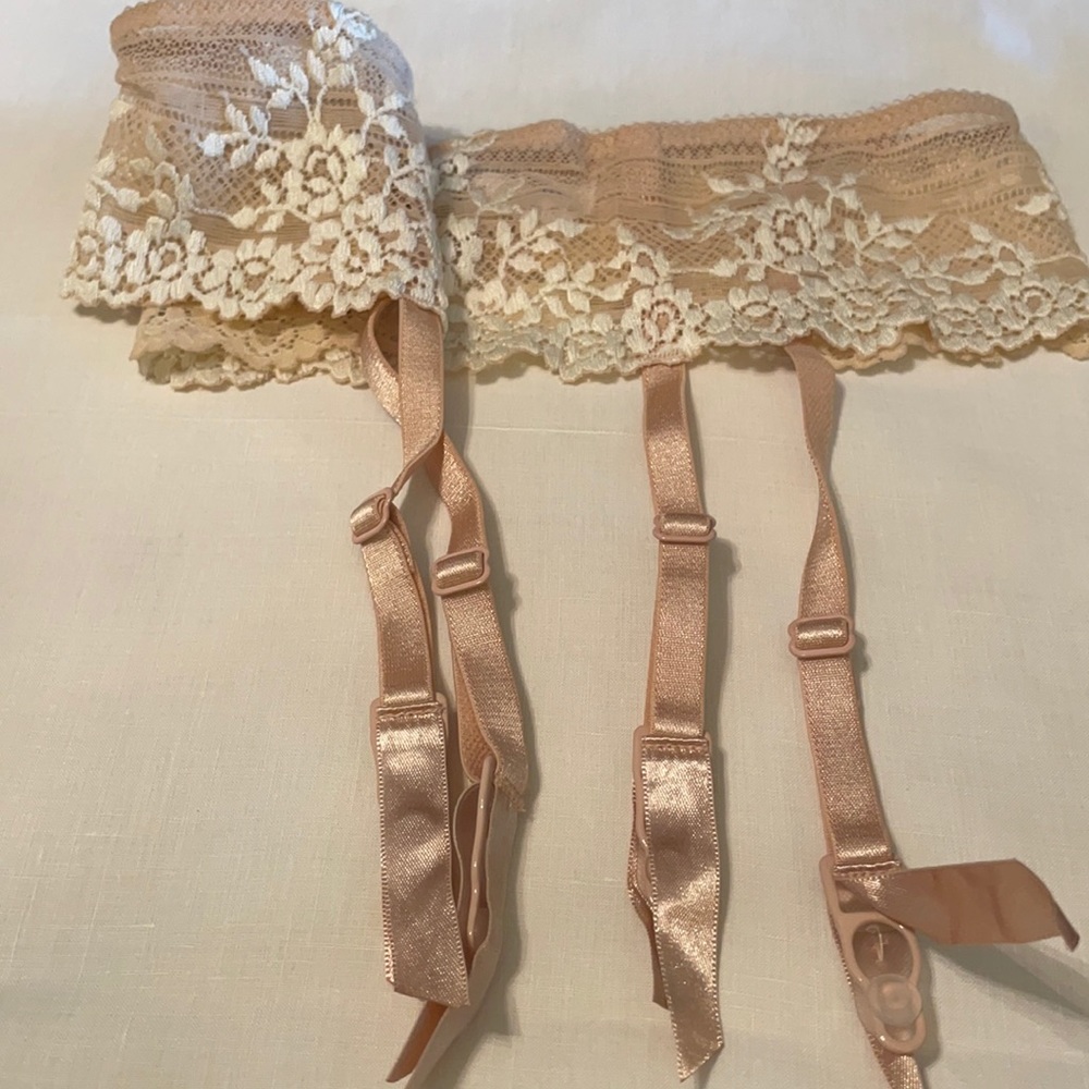 Wacoal Garter Belt size M/L